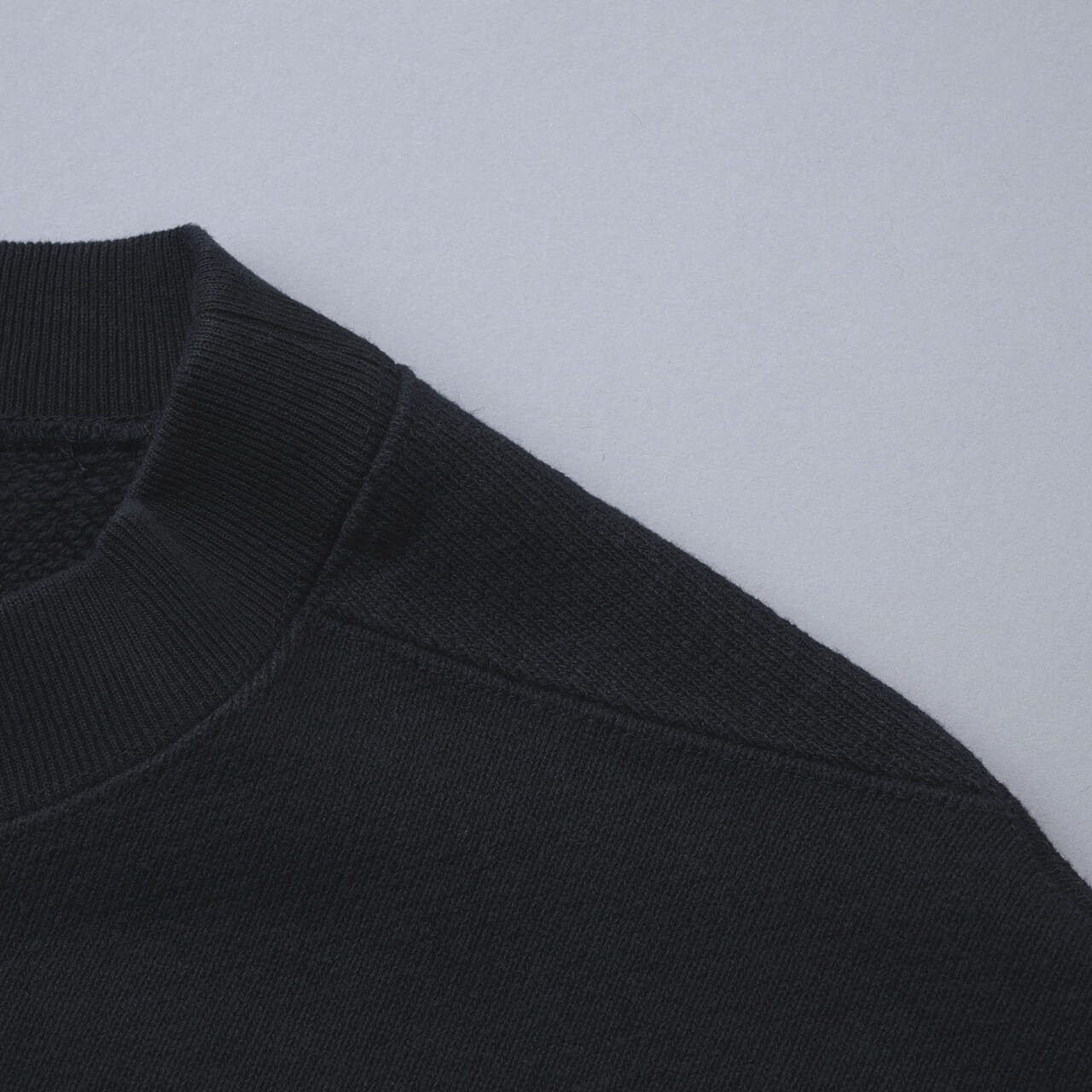 エディターが愛用するスタジオ ニコルソンとビームス プラスのネイビースウェットの切り替え