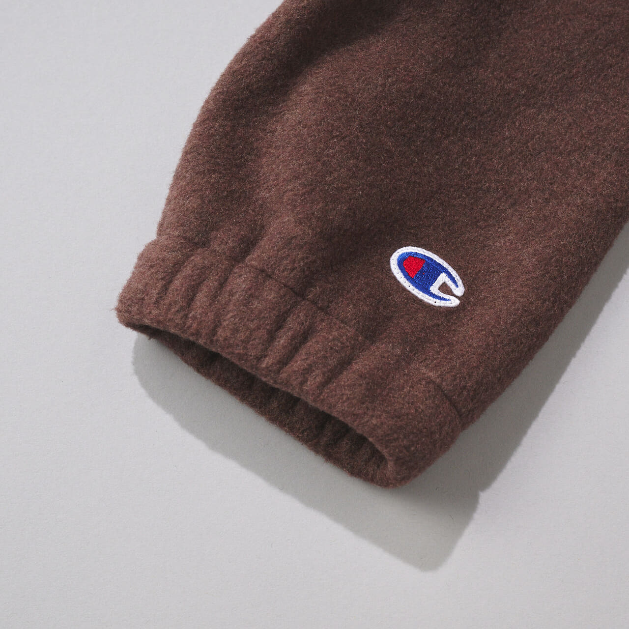 チャンピオンとビームスのコラボフリースジャケットの袖ロゴ