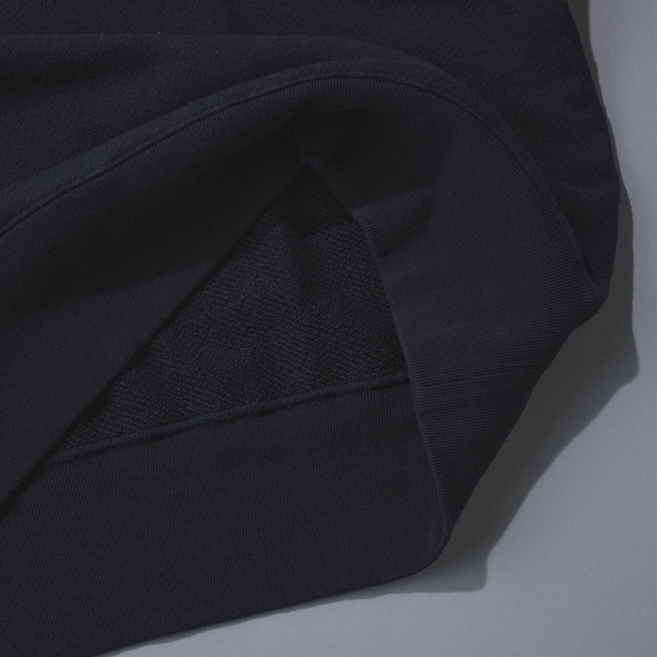 エディターが愛用するスタジオ ニコルソンとビームス プラスのネイビースウェットの裏地パイル