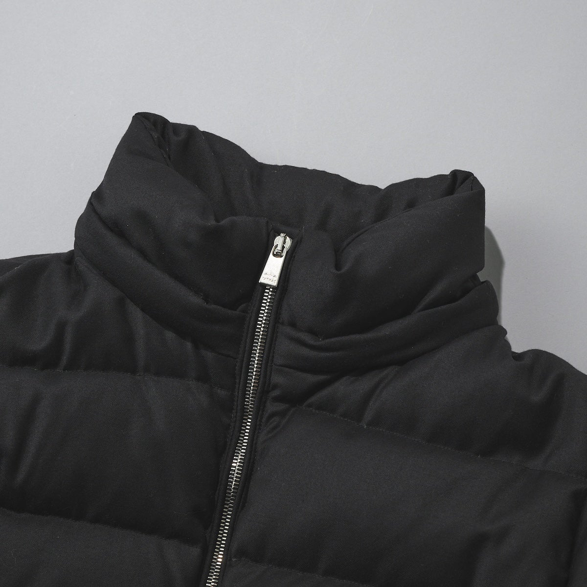 タトラスのドミッツィアーノ ダウンジャケット 襟元