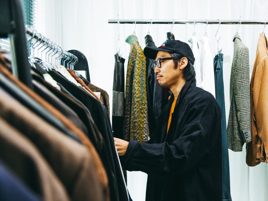 ラックを探るスタイリスト泉さん