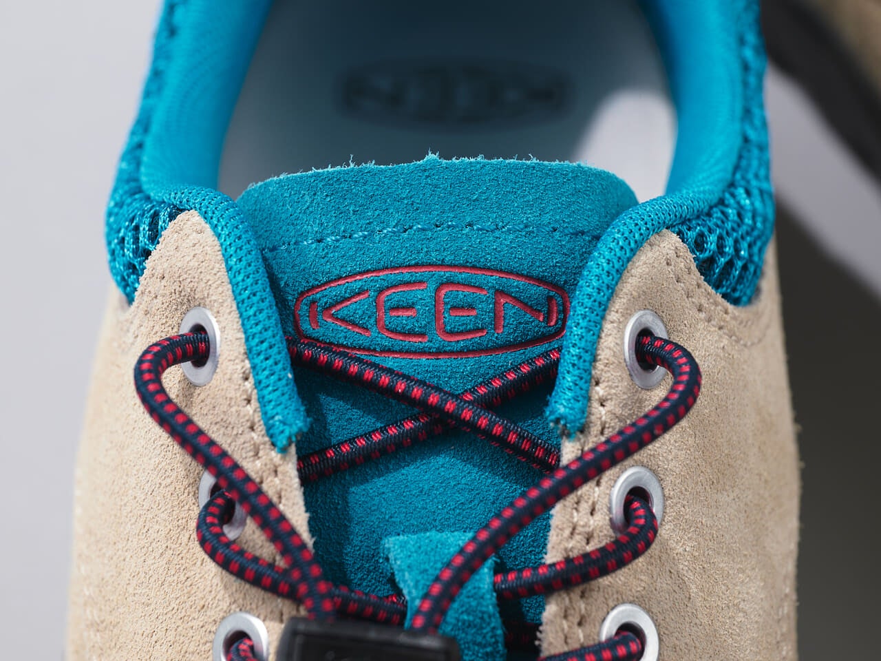 エディターが愛用するKEEN(キーン)のスニーカー「ジャスパー ロックス エスピー」のシュータンロゴ