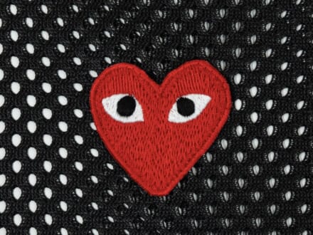 「プレイ・コム デ ギャルソン」の新作は“メッシュTシャツ”!流行りのシアーデザインが冬のレイヤードスタイルを格上げしてくれる!