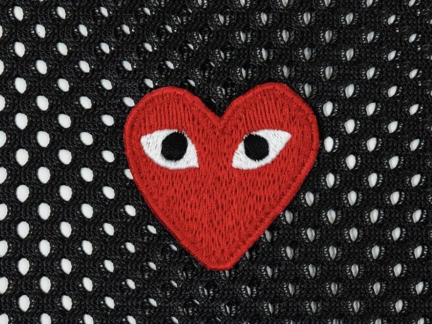 「プレイ・コム デ ギャルソン」の新作は“メッシュTシャツ”！流行りのシアーデザインが冬のレイヤードスタイルを格上げしてくれる！