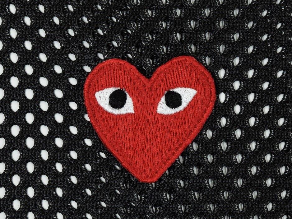 「プレイ・コム デ ギャルソン」の新作は“メッシュTシャツ”！流行りのシアーデザインが冬のレイヤードスタイルを格上げしてくれる！