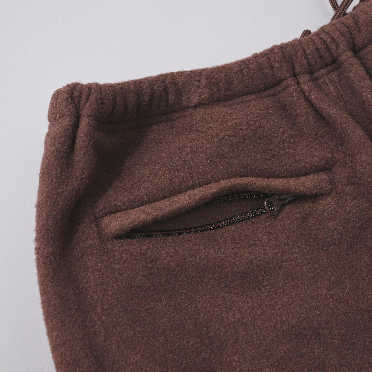 チャンピオンとビームスのコラボフリースパンツのバックポケット