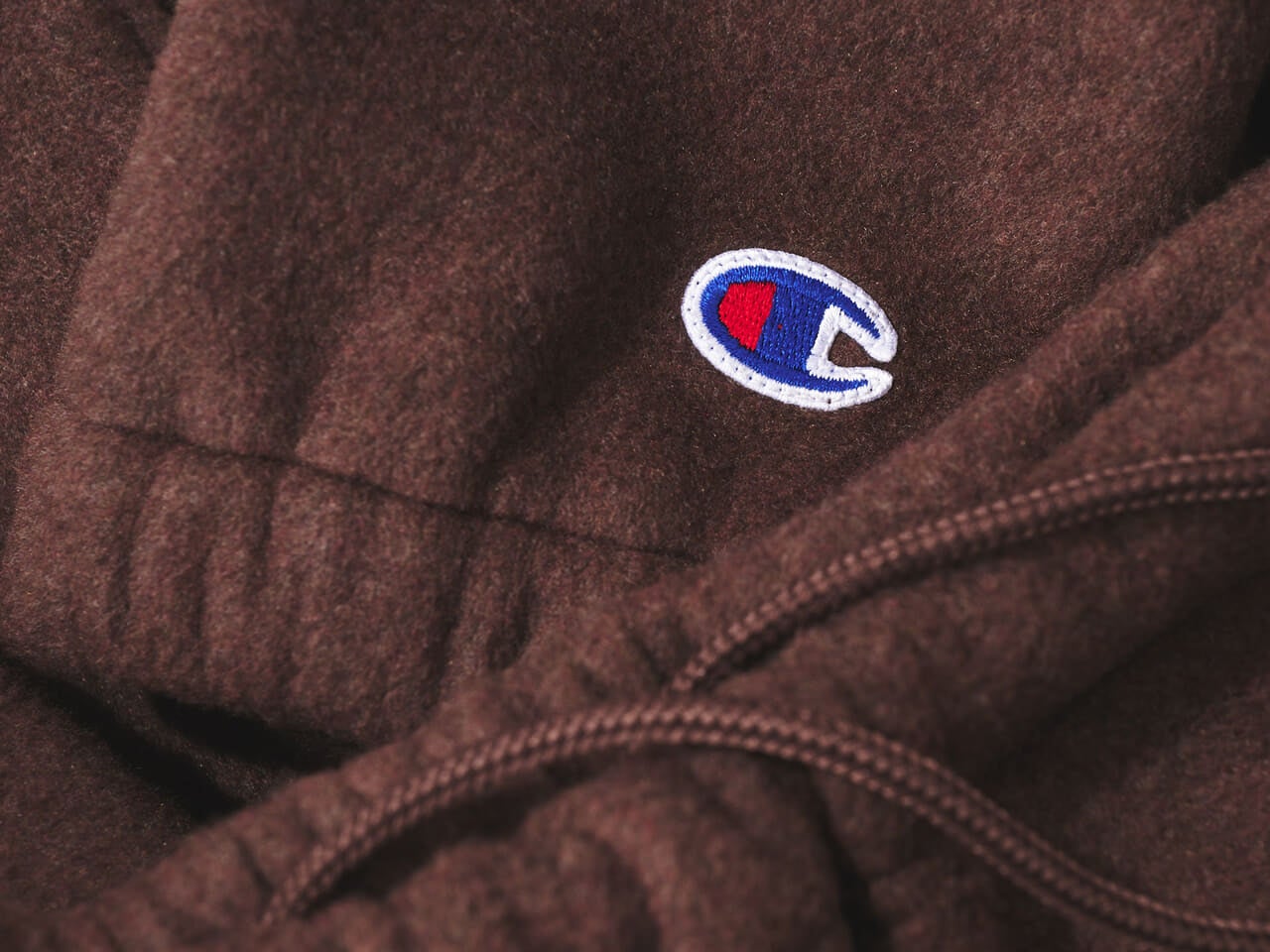 チャンピオンとビームスのコラボフリースパンツのロゴ寄り