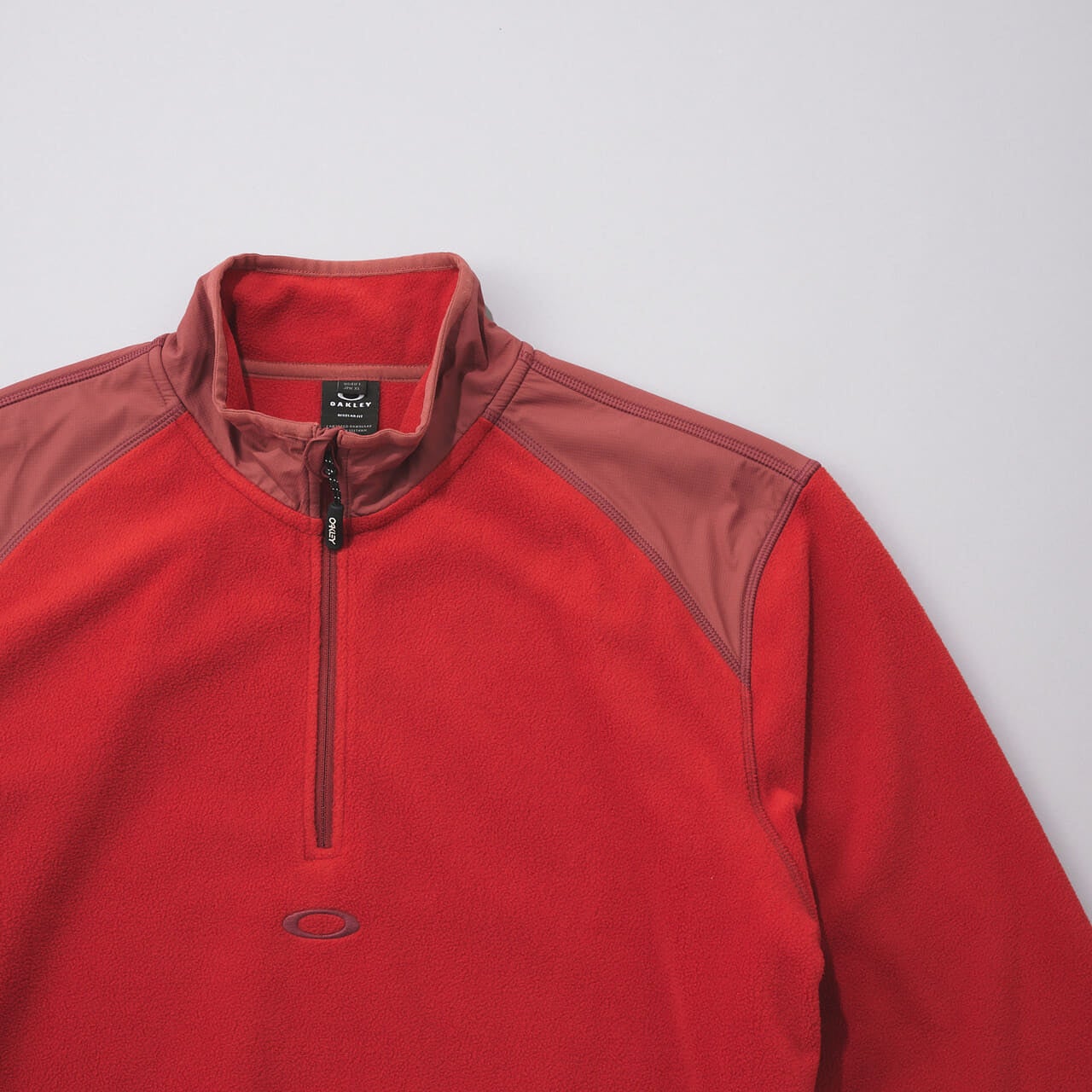 オークリーの新作フリース/Butter Tech Fleeceを試着&本音レビューのショルダー