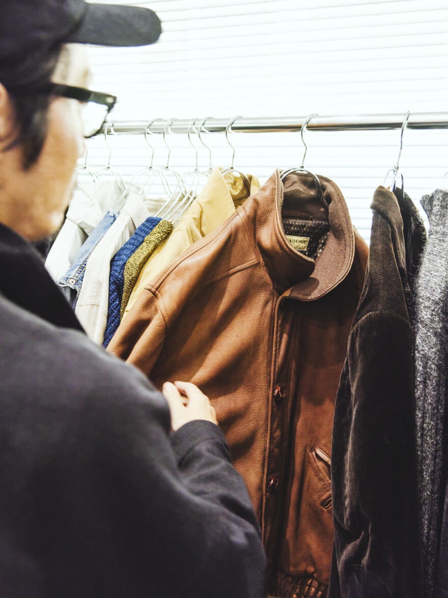 ラックを探るスタイリスト泉さん