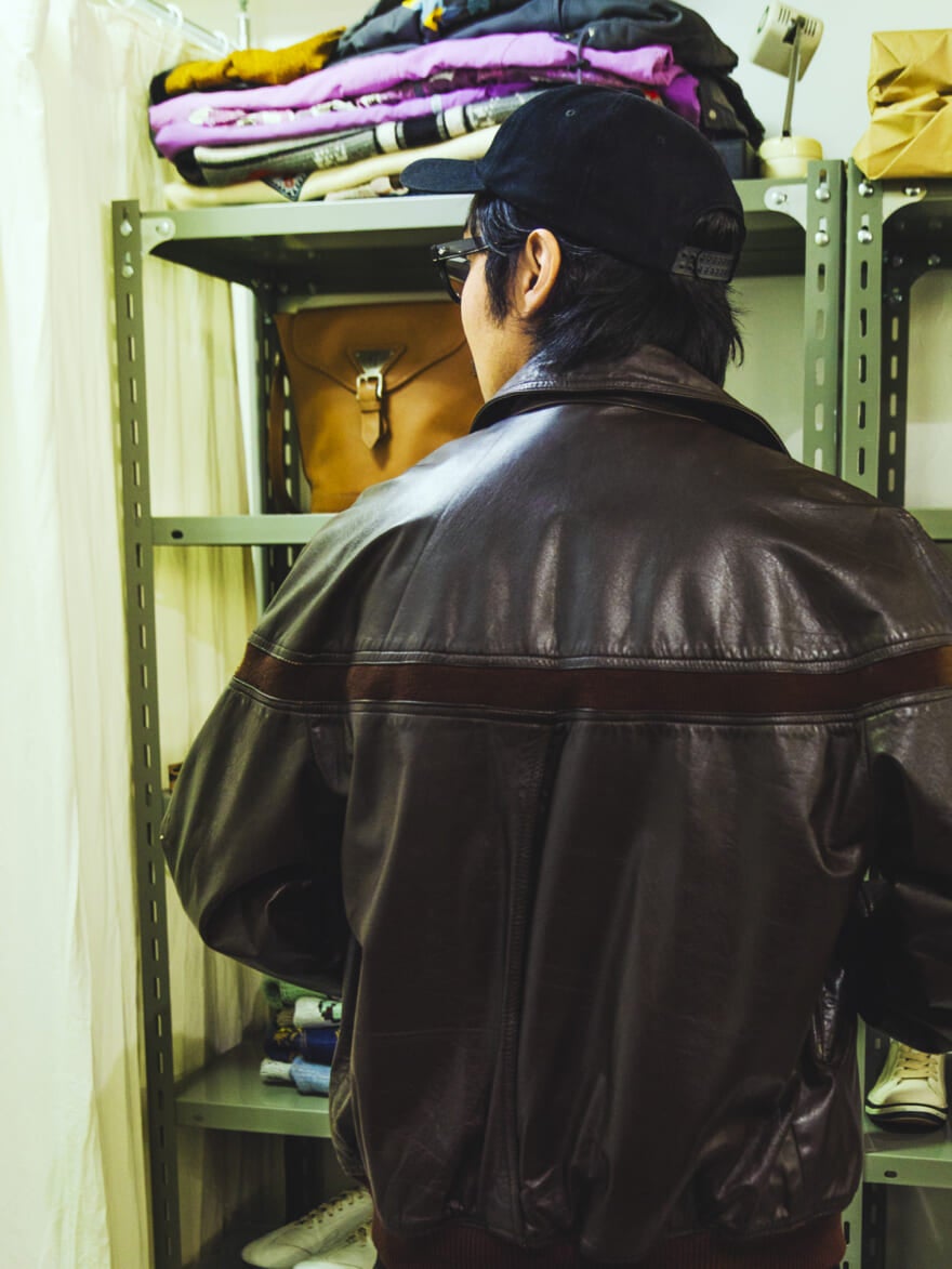 レザーアウターをまじまじとみるスタイリスト泉さん