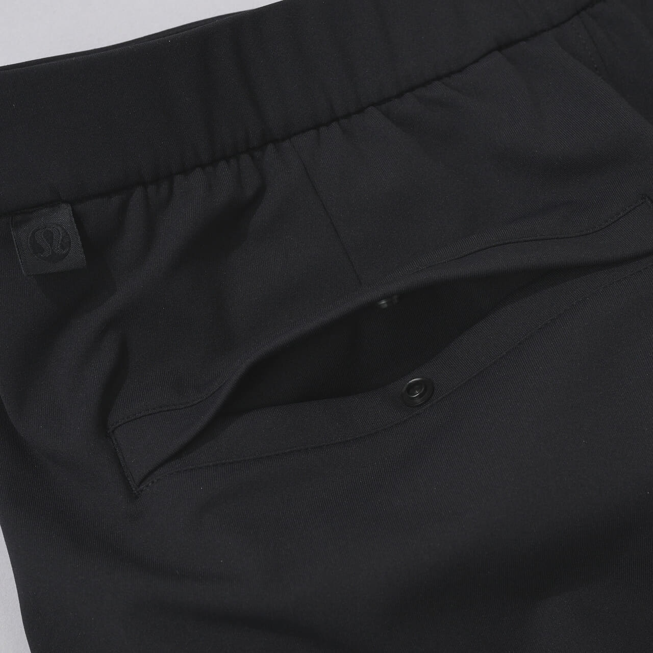 ルルレモンの新作パンツのDaydriftリラックスフィットプリーツトラウザーを試着＆本音レビューのバックポケット