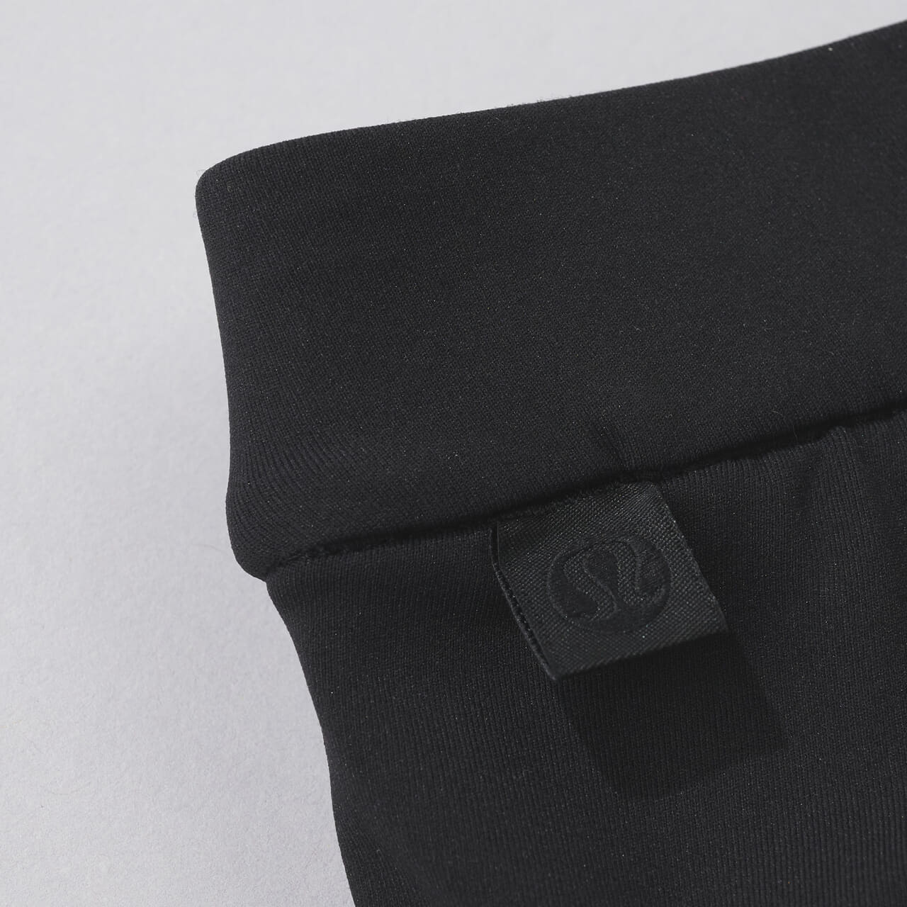 ルルレモンの新作パンツのDaydriftリラックスフィットプリーツトラウザーを試着＆本音レビューのピスタグ