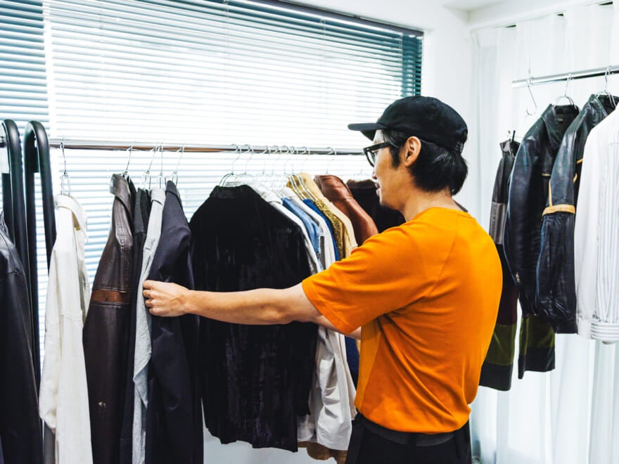 ラックを探るスタイリスト泉さん