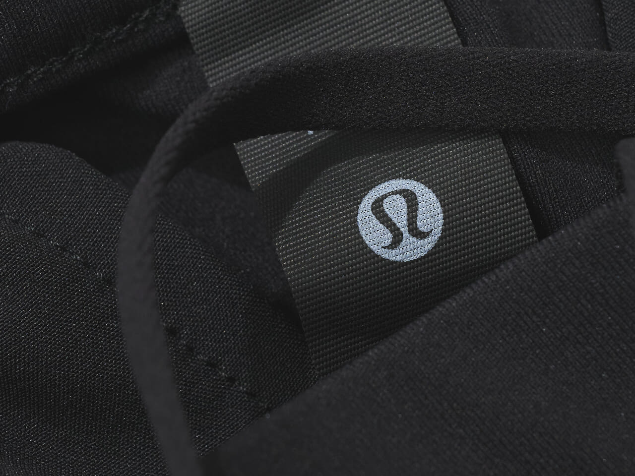 ルルレモンの新作パンツのDaydriftリラックスフィットプリーツトラウザーを試着＆本音レビューのロゴ寄り