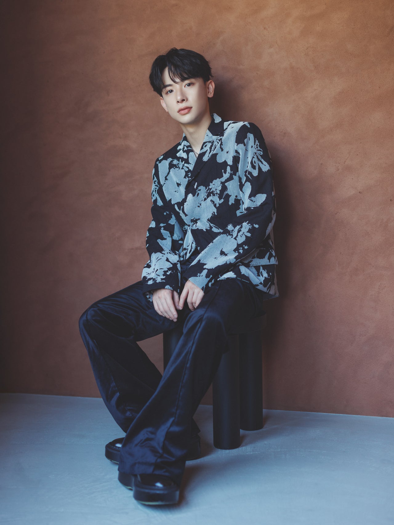 柄のシャツを着たよしあきさんの全身コーディネート