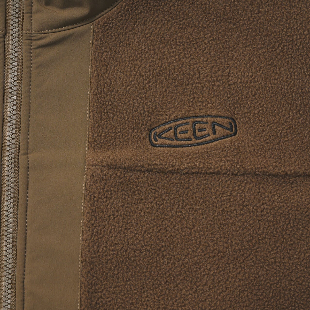 キーンの新作フリース ジンジャー ブラッシュド パッカブル ジャケットの胸ロゴ