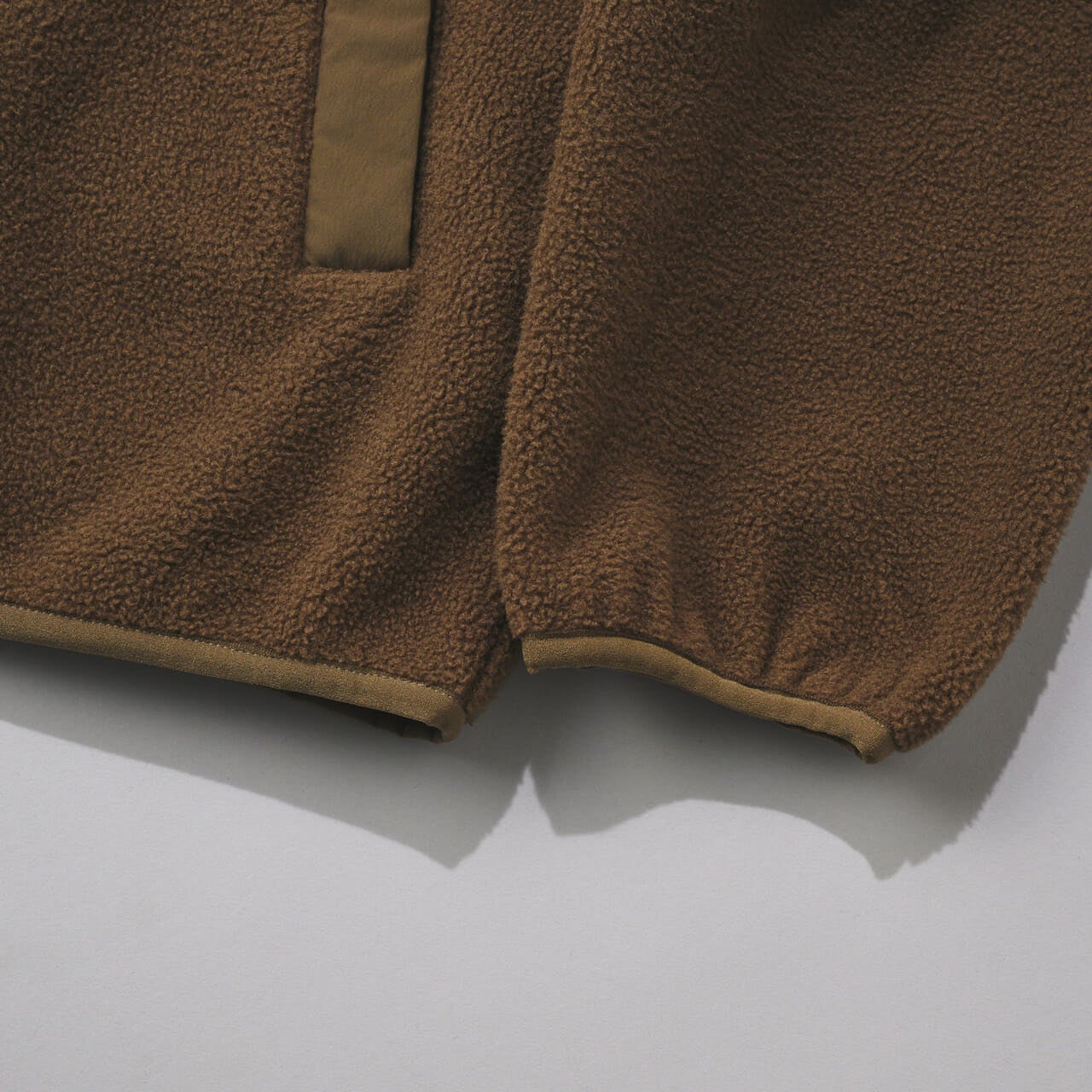 キーンの新作フリース ジンジャー ブラッシュド パッカブル ジャケットの袖と裾のリブ