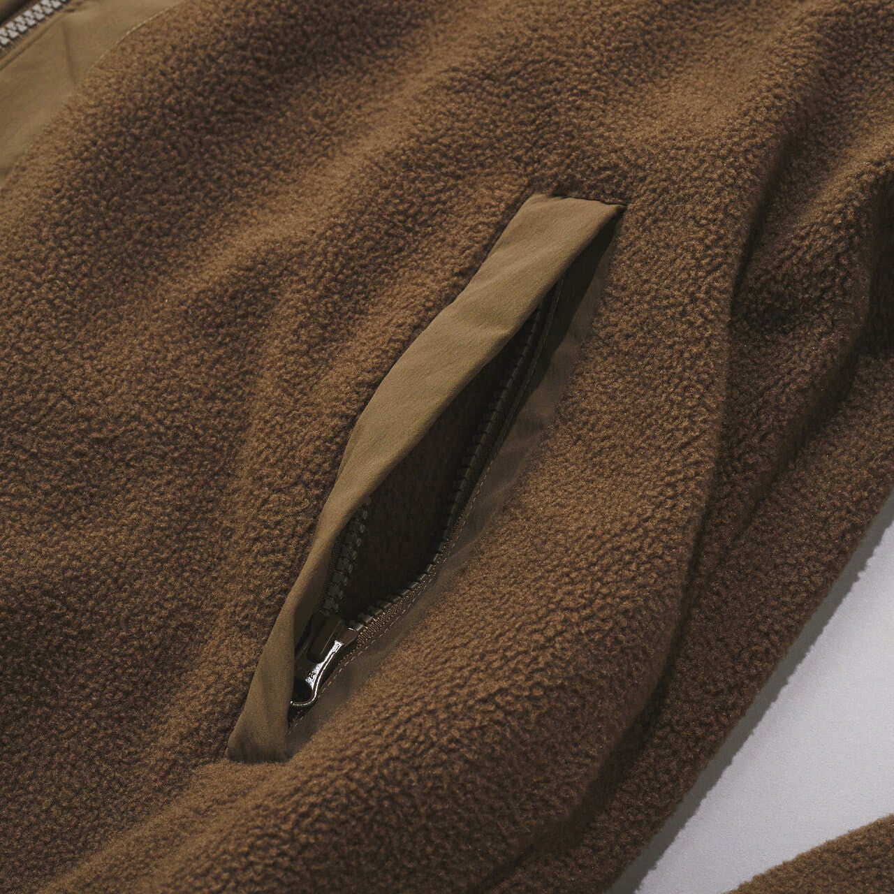 キーンの新作フリース ジンジャー ブラッシュド パッカブル ジャケットのサイドポケット