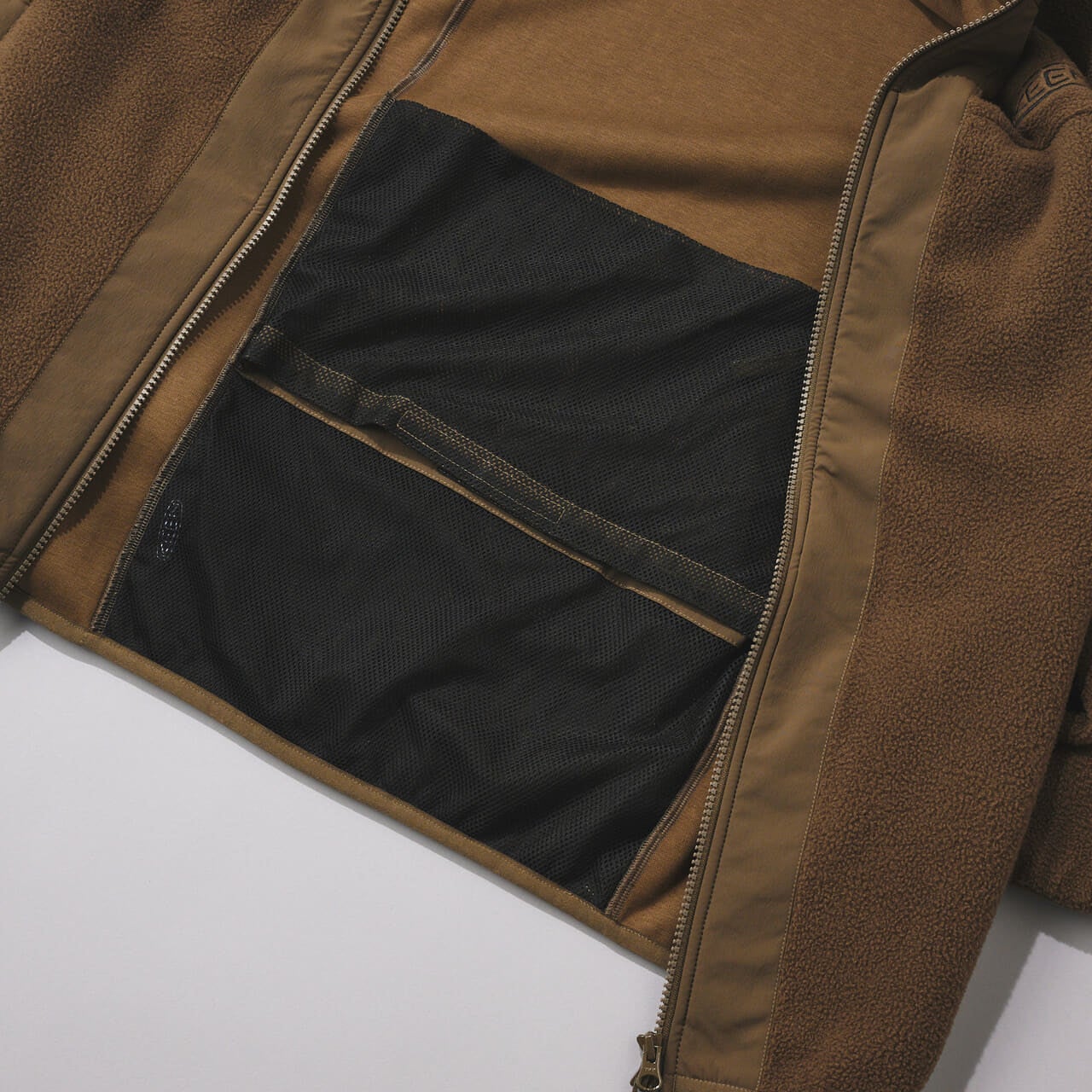 キーンの新作フリース ジンジャー ブラッシュド パッカブル ジャケットの裏地収納