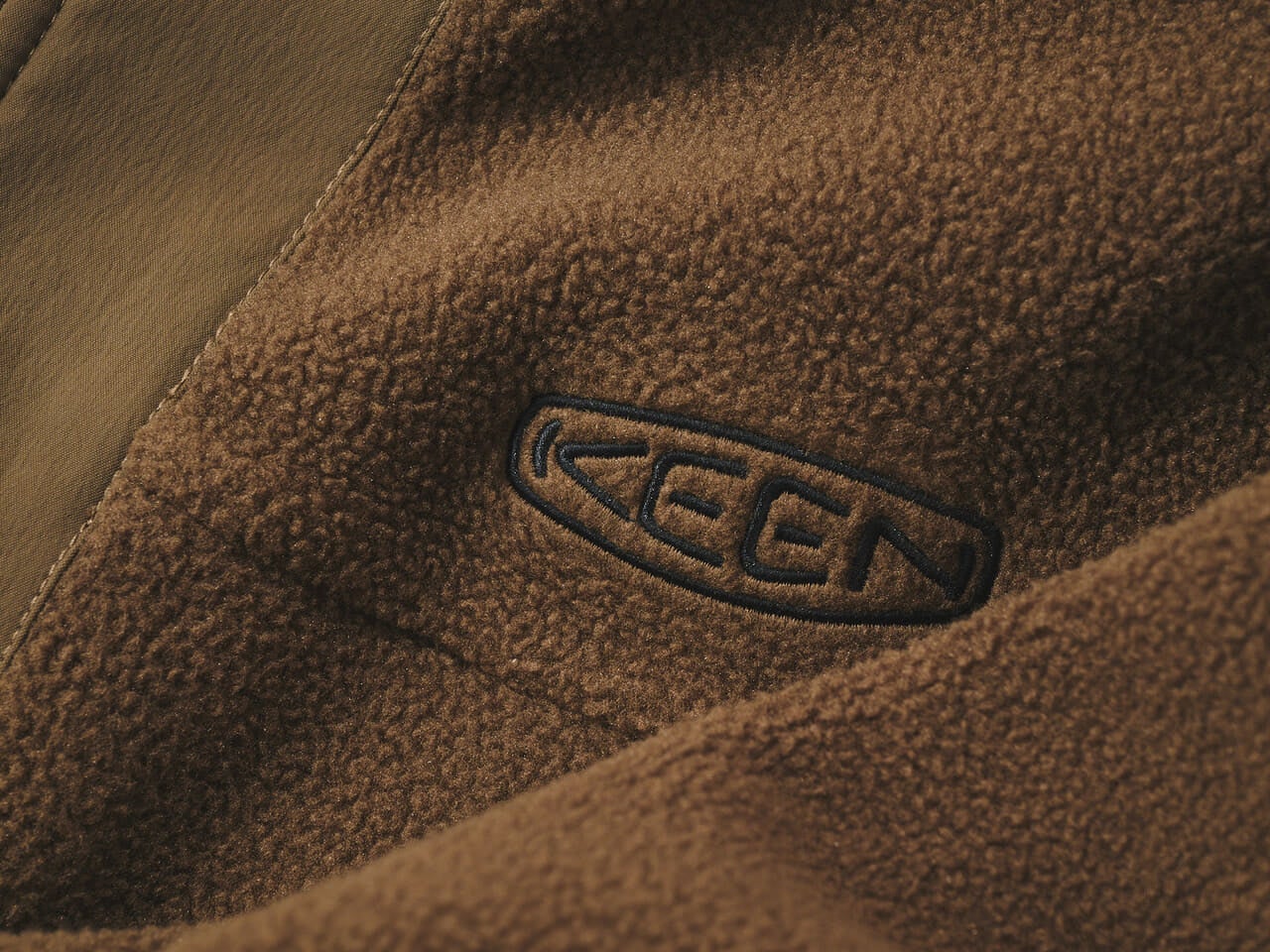 キーンの新作フリース ジンジャー ブラッシュド パッカブル ジャケットの素材感とロゴ