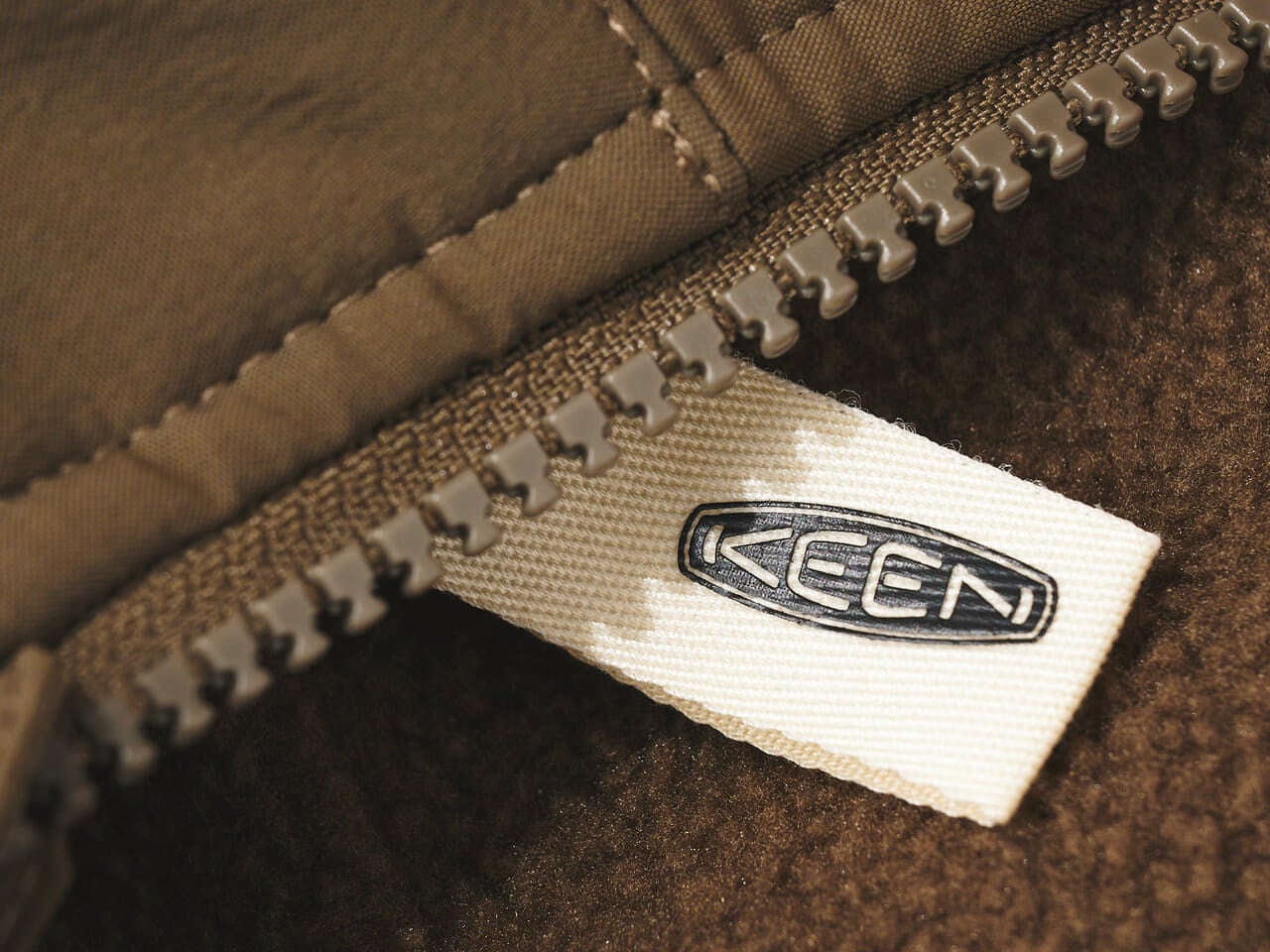 キーンの新作フリース ジンジャー ブラッシュド パッカブル ジャケットのタグ