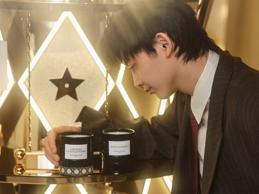 ディオールの香りのシリーズ「ラ コレクシオン プリヴェ」のキャンドルの香りをかぐ豊田裕大