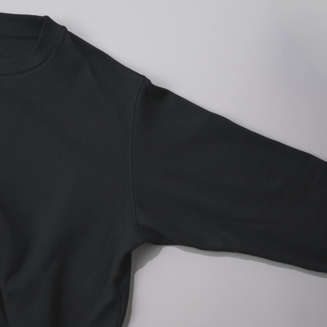 ユニクロの新作フリースのソフトニットフリースクルーネックTのスリーブ