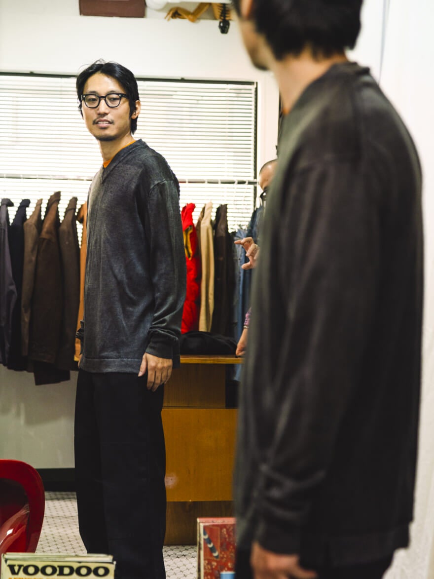 ニットを試着するスタイリスト泉さん