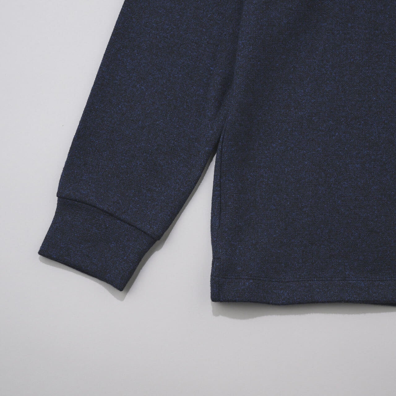 ユニクロの新作フリースのソフトニットフリースモックネックTの袖