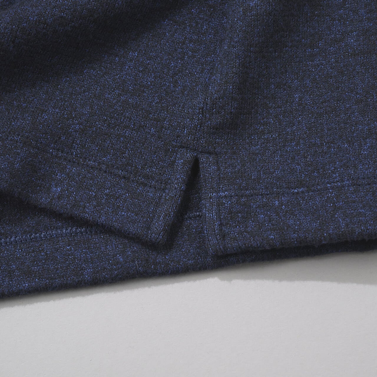 ユニクロの新作フリースのソフトニットフリースモックネックTの裾