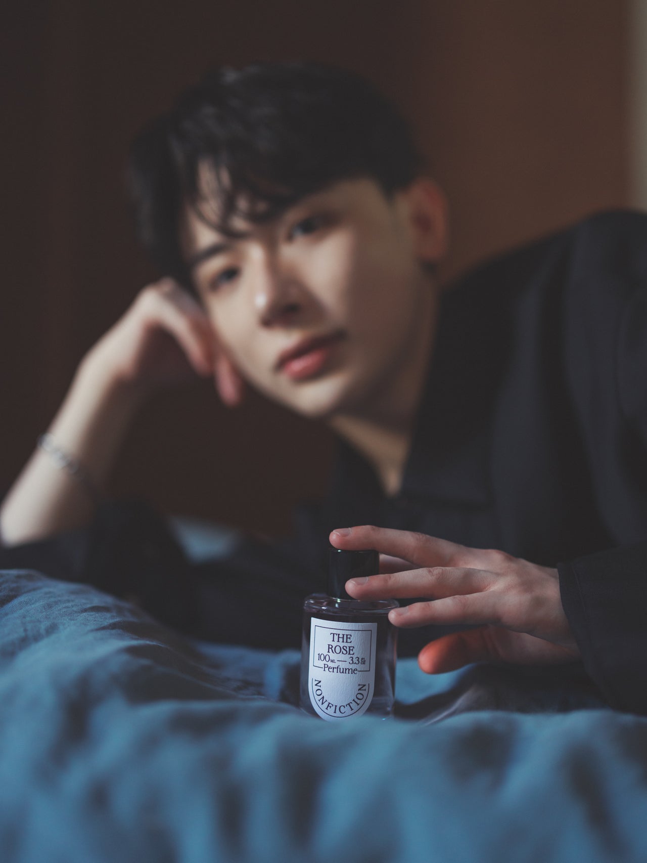 韓国のフレグランスブランド、ノンフィクションの香水「ザ・ローズ」を手に持つよしあきさん