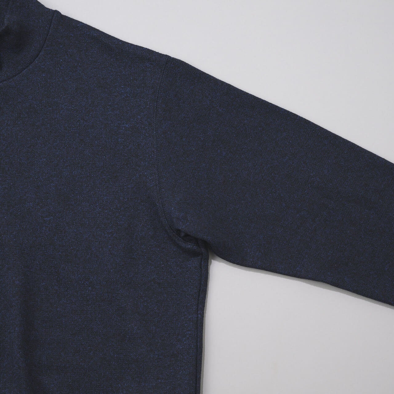 ユニクロの新作フリースのソフトニットフリースモックネックTの袖