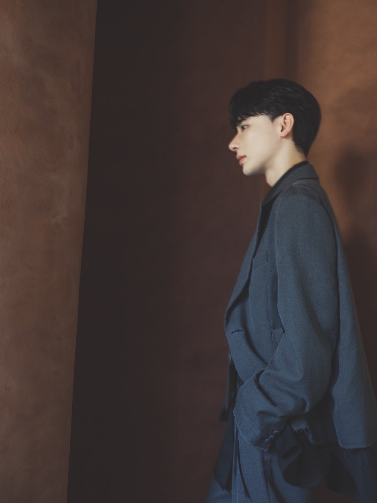 セットアップを着用したインフルエンサー・モデルのよしあきさん