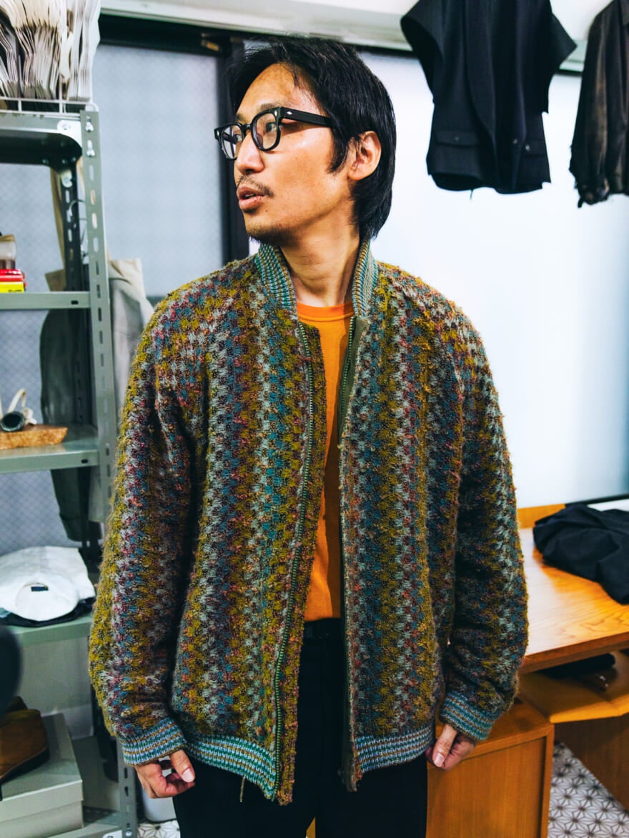 ニットを羽織るスタイリスト泉さん