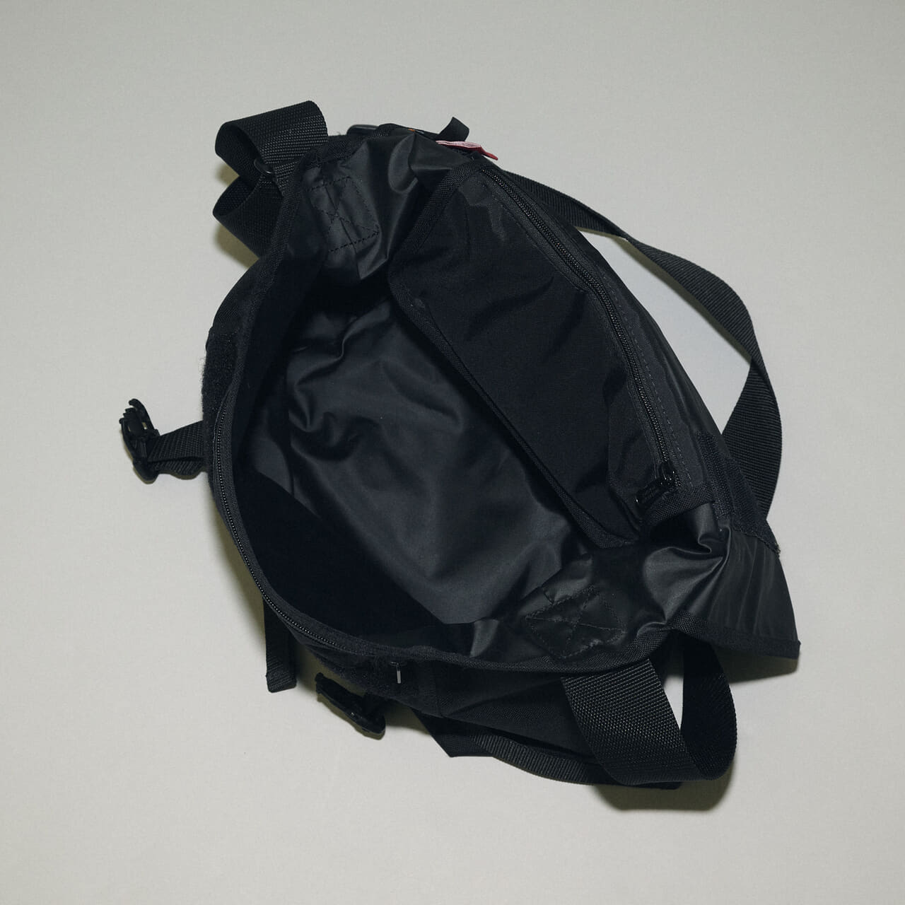 エディターが愛用すマンハッタンポーテージの黒いメッセンジャーバッグの開封部分