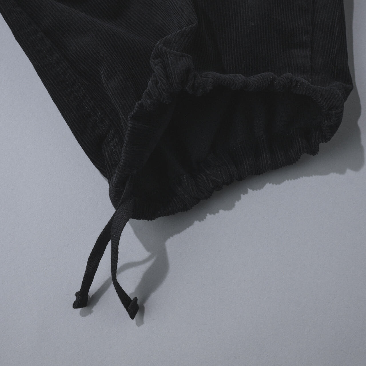 エディターが買ってよかったユニクロユーの愛用パンツ/コーデュロイユーティリティパンツの裾コード