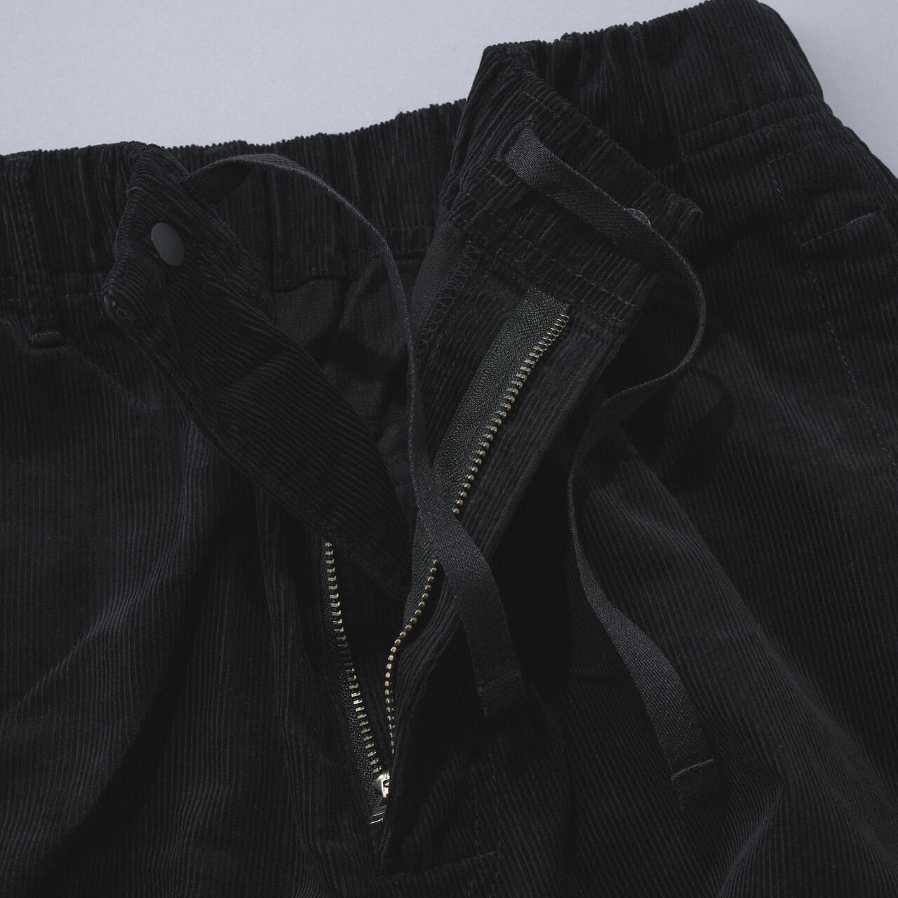 エディターが買ってよかったユニクロユーの愛用パンツ/コーデュロイユーティリティパンツのウエストコード