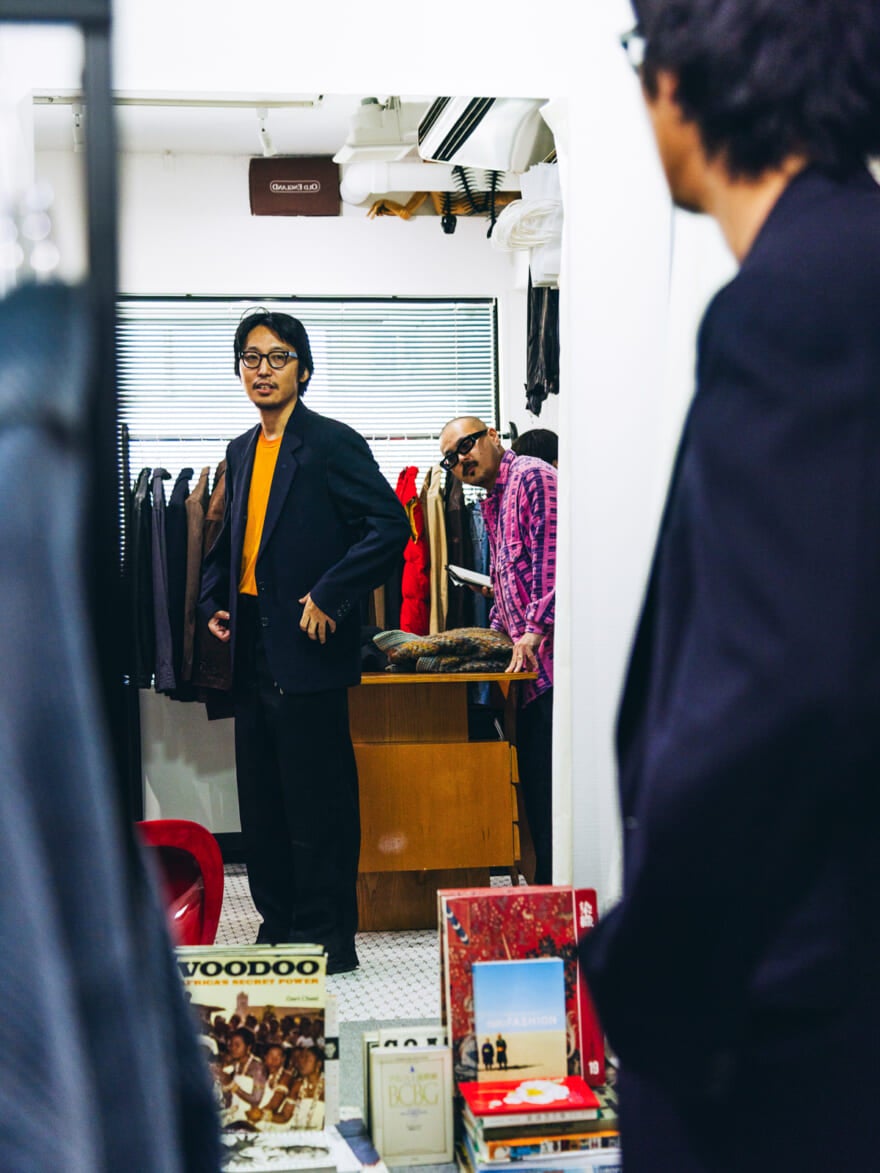 スーツを試着するスタイリスト泉さん