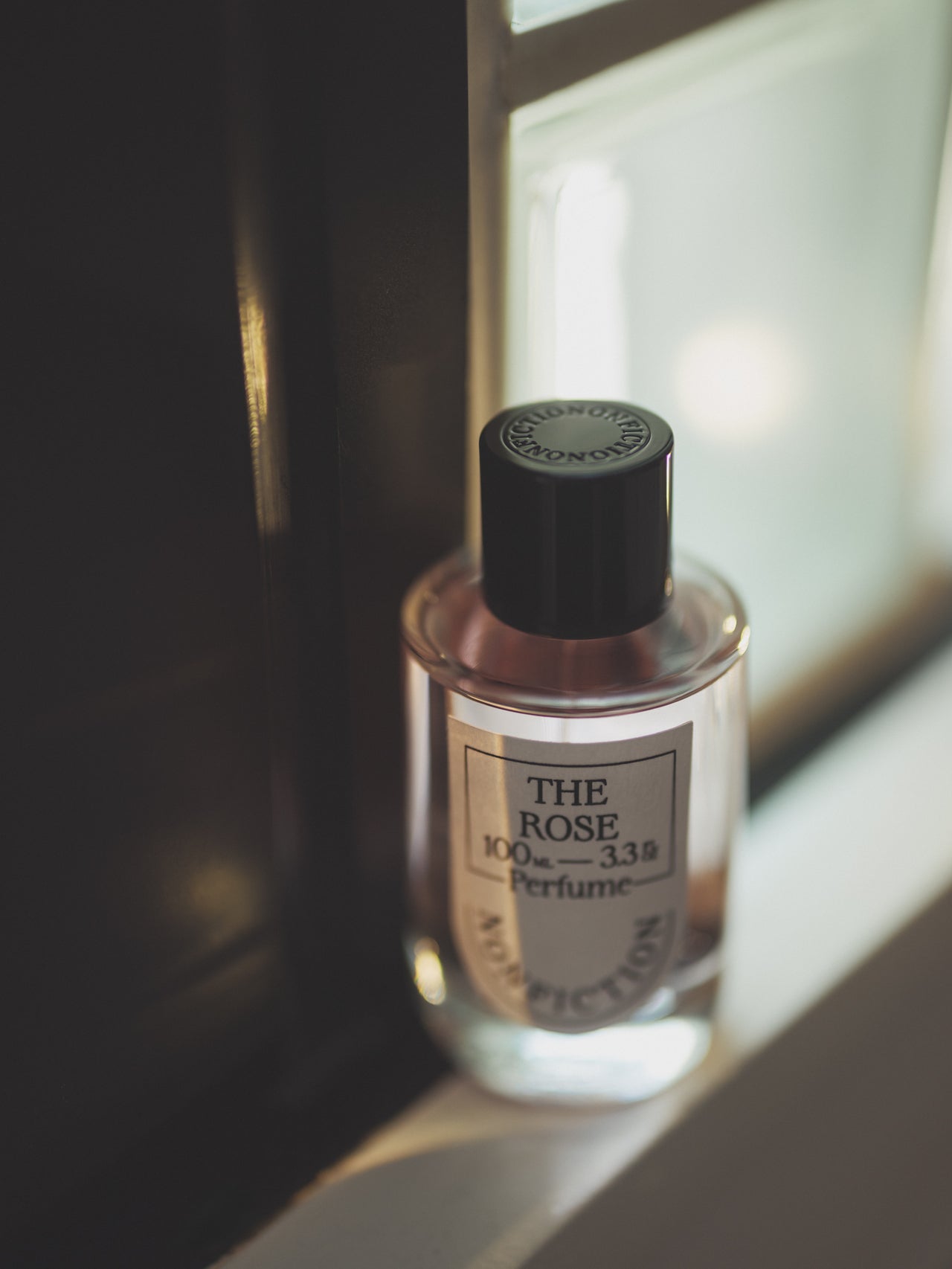 韓国のフレグランスブランド、ノンフィクションの香水「ザ・ローズ」のボトル
