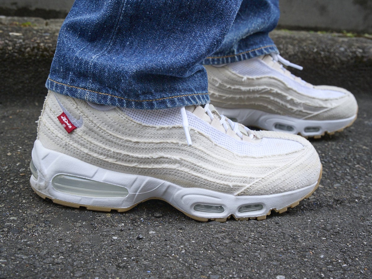 ナイキ×リーバイスのスニーカーのサイド
