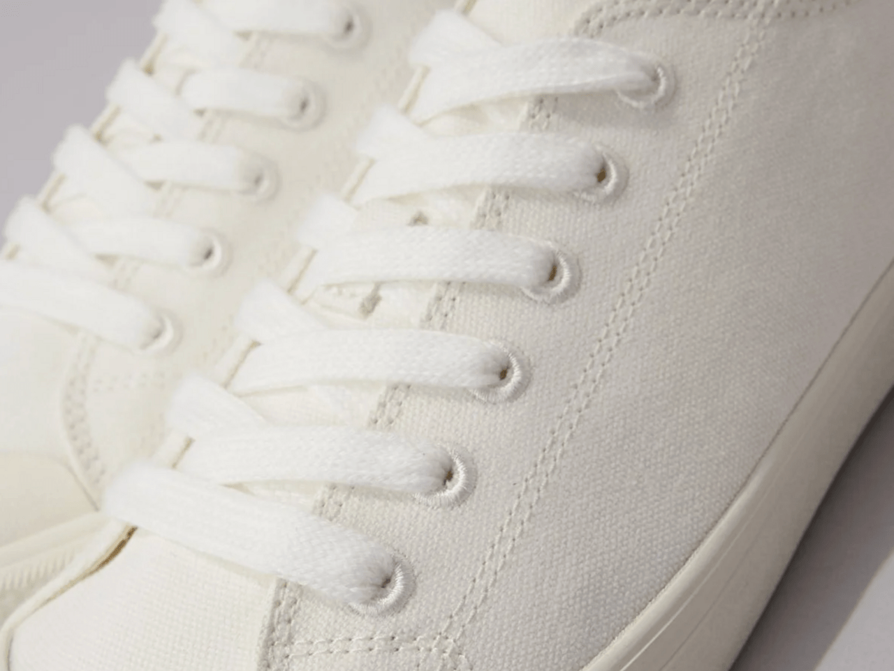 [Gallery]通勤もOKな「無印良品」の白スニーカーはたくさん歩いても疲れない！撥水機能も備える無敵の1足！