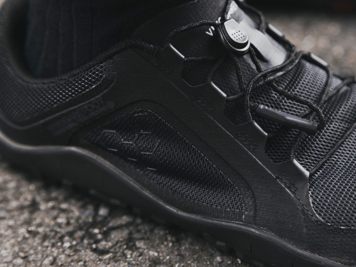 mitsuo hair・與座翼さんの冬スタイル ビボベアフットのスニーカー