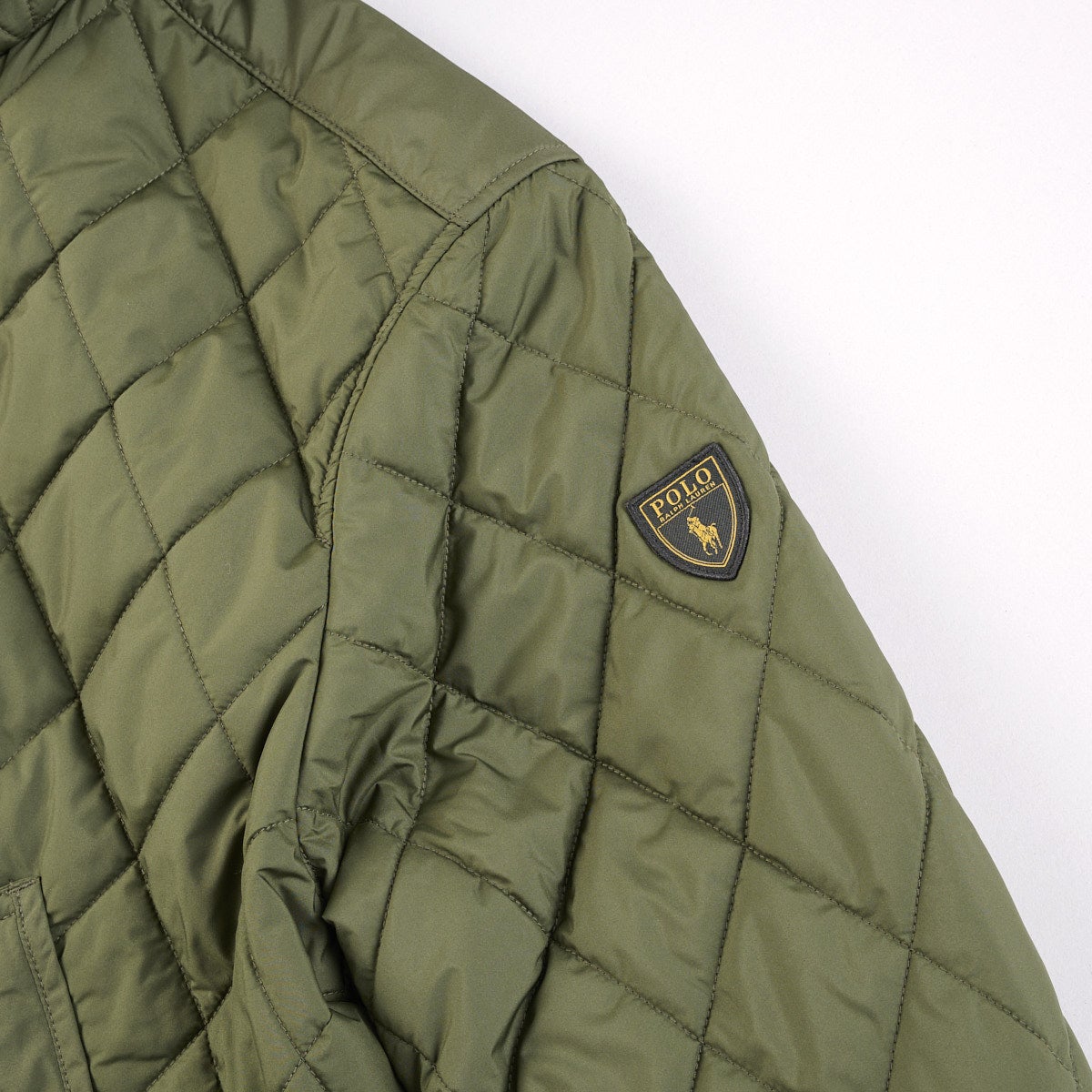 ポロ ラルフ ローレンのキルテッド カー コートの袖ロゴ