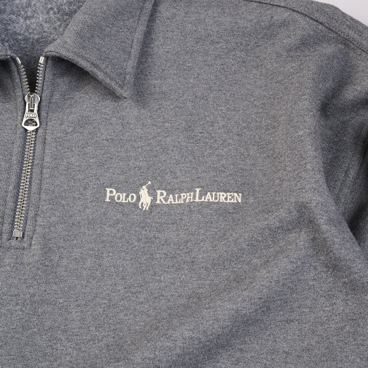 ポロ ラルフ ローレンのリラックス フィット ロゴ フリース スウェットシャツのロゴ寄り