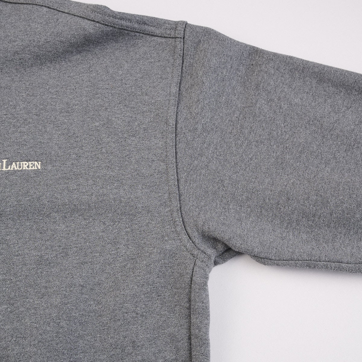 ポロ ラルフ ローレンのリラックス フィット ロゴ フリース スウェットシャツの肩まわり