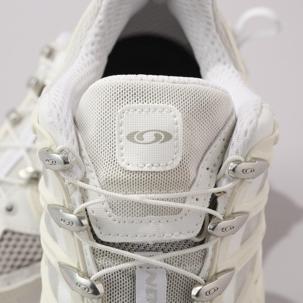 サロモンの白スニーカー「ACS PRO」シュータン部分