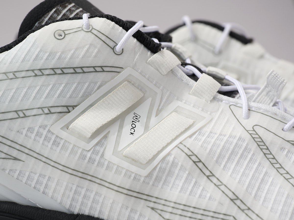 ニューバランスの白スニーカー「U1906RNA」のNロゴ寄り