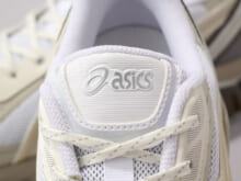 こういう曖昧な白スニーカーが欲しかった。「アシックス」の新作はモダンデザインと最新テクノロジーが融合した都会的な１足。
