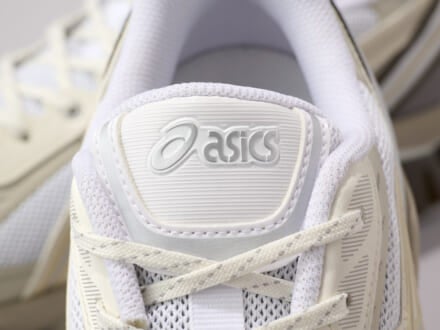 こういう曖昧な白スニーカーが欲しかった。「アシックス」の新作はモダンデザインと最新テクノロジーが融合した都会的な1足。