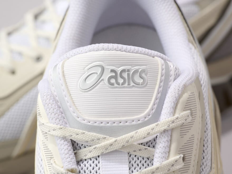 こういう曖昧な白スニーカーが欲しかった。「アシックス」の新作はモダンデザインと最新テクノロジーが融合した都会的な1足。